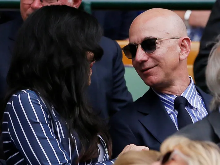 كيف ينفق جيف بيزوس مؤسس أمازون ثروته الهائلة ؟