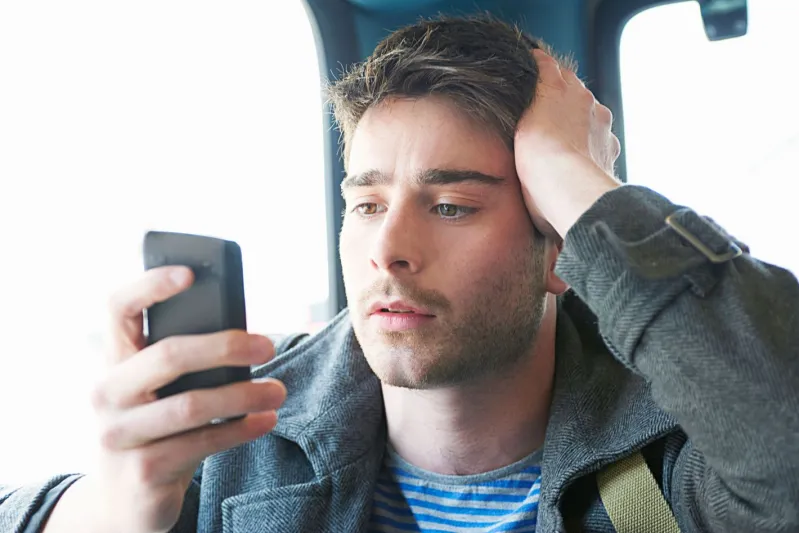 لماذا حذر العلماء بإبعاد الهاتف عن جسم الإنسان في هذه الحالات؟