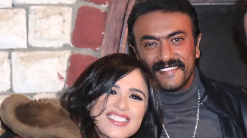 أحمد العوضي يحتفل بعيد ميلاد ياسمين عبد العزيز عن طريق عمر كمال (فيديو)