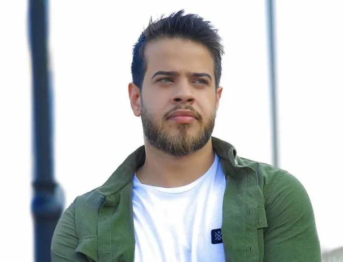 أدهم نابلسي يؤم المصلين في أول ظهور له بعد اعتزاله (فيديو)