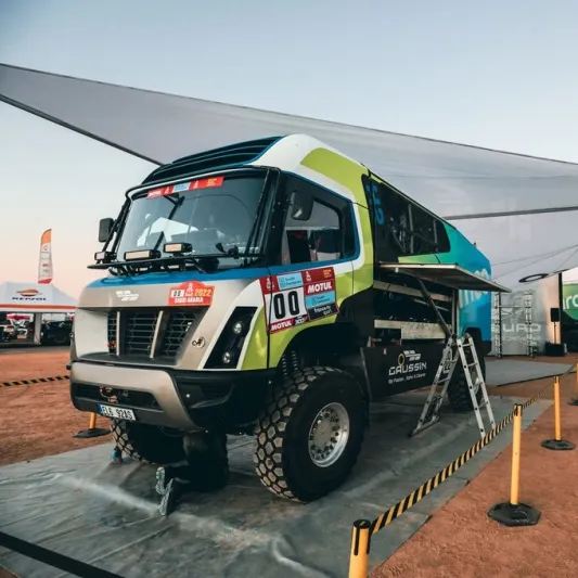 «أرامكو» تستعرض أول شاحنة في العالم تعمل بالهيدروجين بداكار (فيديو)