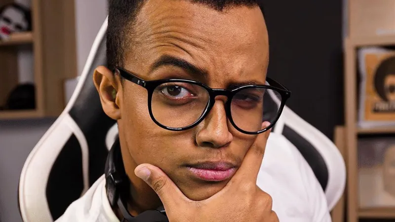 لماذا حبس «أبو فلة» نفسه داخل غرفة زجاجية في برج خليفة؟ (فيديو)