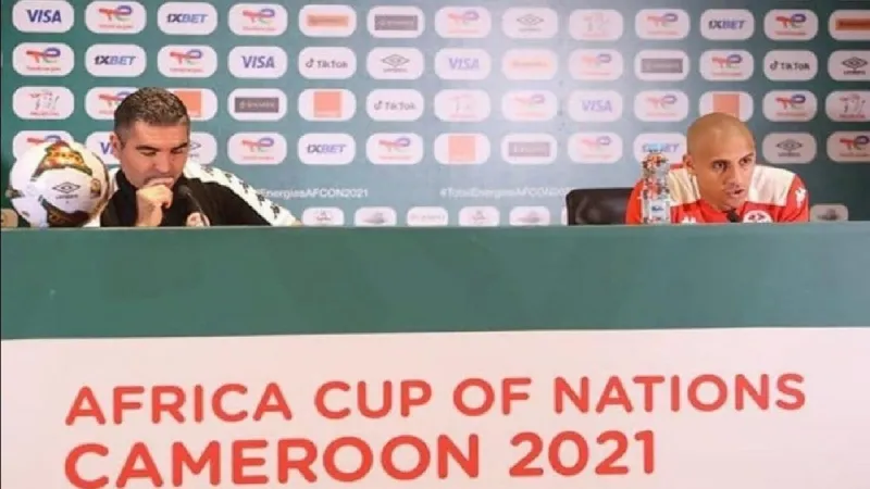 شخص يقتحم مؤتمرًا صحفيًا ويخطف ميكروفون مدرب تونس