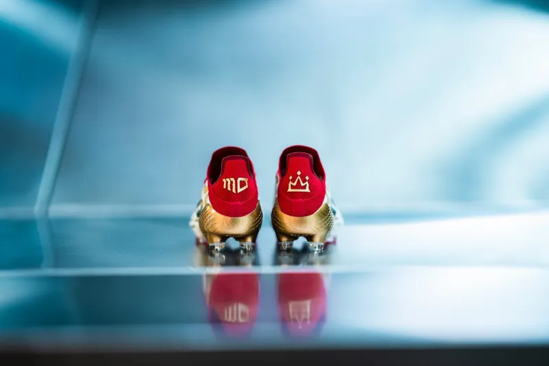 ما علاقة ميسي بتصميم حذاء محمد صلاح الجديد؟