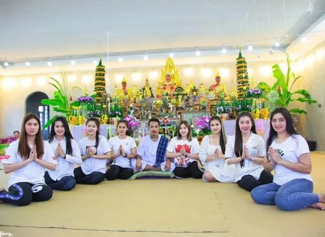 تايلاندي يتزوج 8 نساء ويعِشْن بسلام تحت سقف واحد!