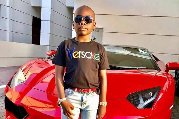 محمد أوال.. أغنى طفل بإفريقيا يملك قصورًا وأسطول سيارات فاخرة (صور)