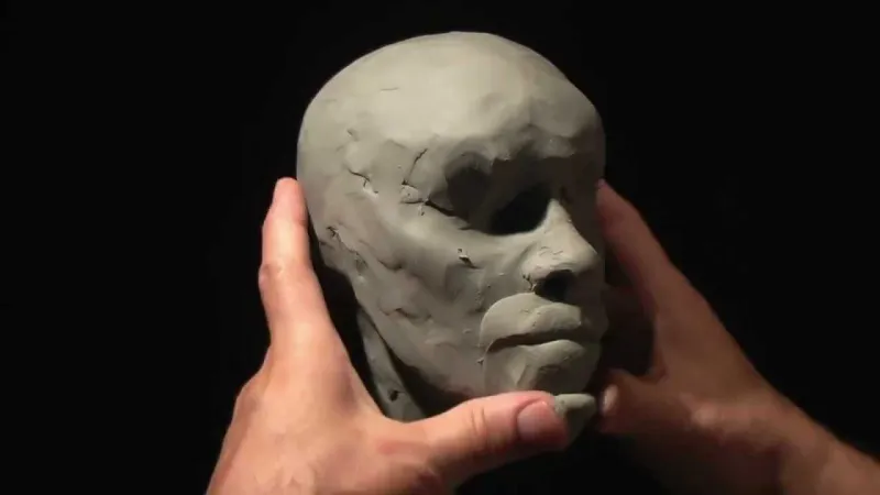 سعودي بأنامل ذهبية يبدع في نحت المشاهير باستخدام الطين (صور)