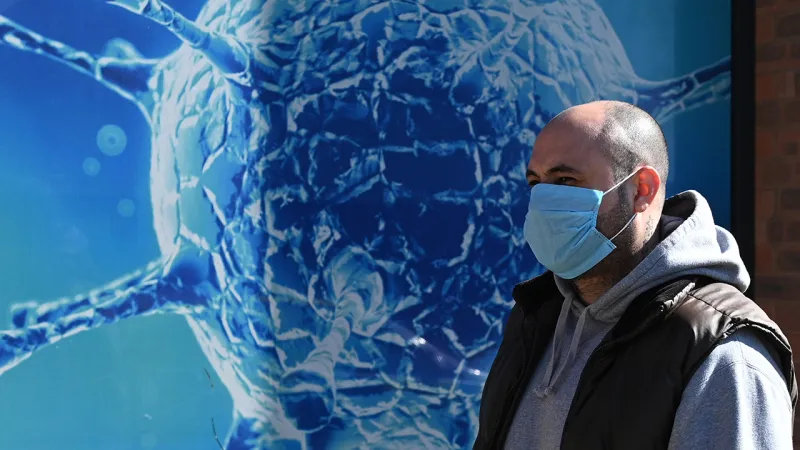 لماذا أوميكرون أقل خطورة من المتحورات الأخرى؟