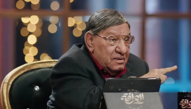 مفيد فوزي يوبخ مذيعة على الهواء لعدم وقوفها للترحيب به! (فيديو)