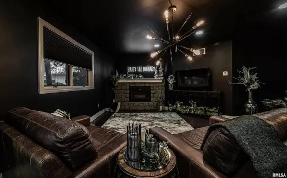 منزل أسود جمع بين الفخامة والغرابة للبيع بـ 250 ألف دولار (صور)