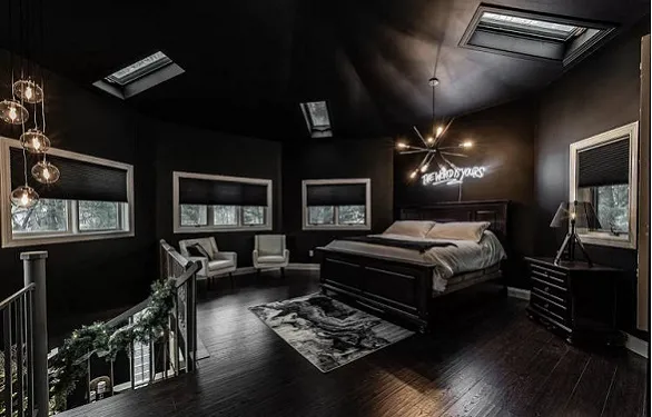 منزل أسود جمع بين الفخامة والغرابة للبيع بـ 250 ألف دولار (صور)