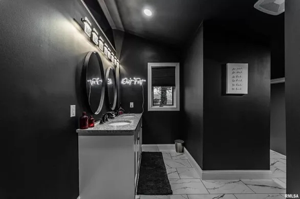 منزل أسود جمع بين الفخامة والغرابة للبيع بـ 250 ألف دولار (صور)