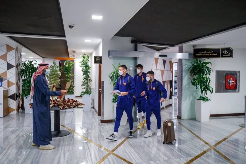 وصول نجوم برشلونة للرياض استعدادا لموقعة ريال مدريد (فيديو وصور)