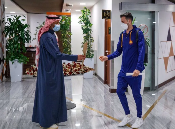 وصول نجوم برشلونة للرياض استعدادا لموقعة ريال مدريد (فيديو وصور)