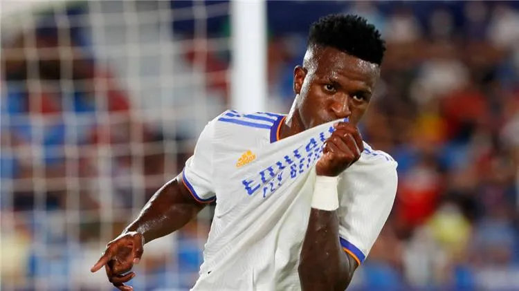 فينيسيوس جونيور يثير ضجة بسبب شعار ريال مدريد (فيديو)