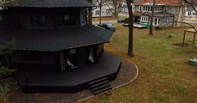 منزل أسود جمع بين الفخامة والغرابة للبيع بـ 250 ألف دولار (صور)