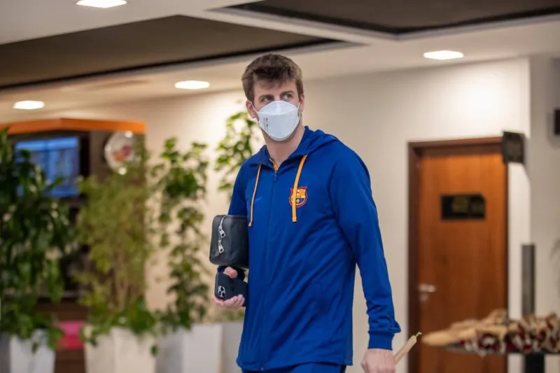 وصول نجوم برشلونة للرياض استعدادا لموقعة ريال مدريد (فيديو وصور)