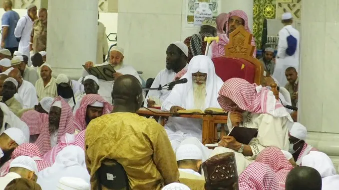 مَنْ الشيخ أبو زكريا الذي قضى 70 عامًا في أروقة المسجد الحرام؟