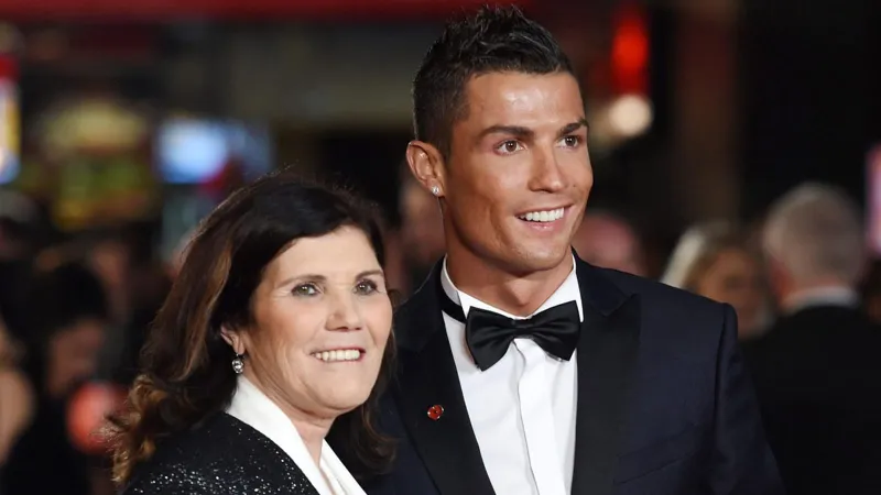 كريستيانو رونالدو يبكي والدته لهذا السبب (فيديو)