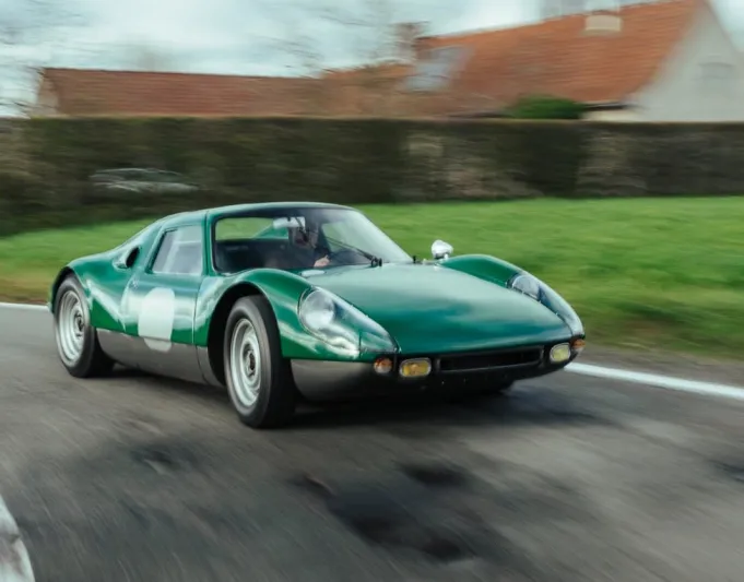 مزاد بونهامز يبيع سيارة  "بورش 904 جي تي إس" لنجم هوليوود روبرت ريدفورد 