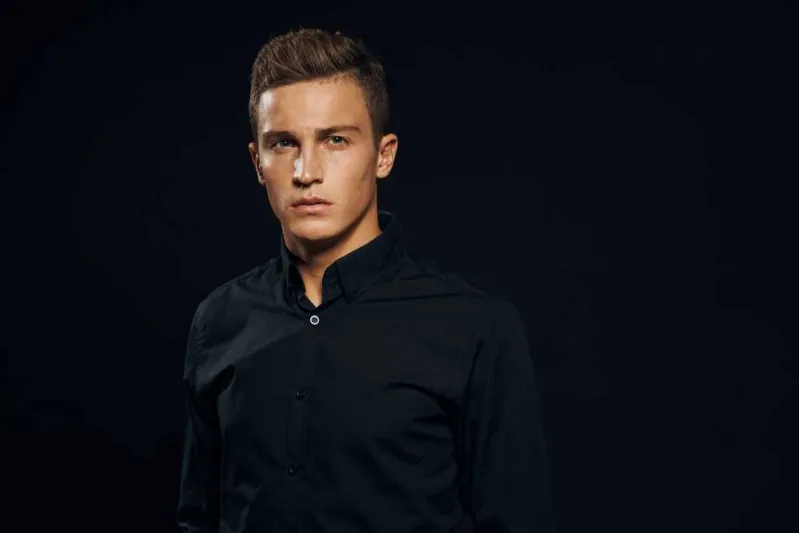 طرق مميزة لتنسيق القميص الأسود للرجال