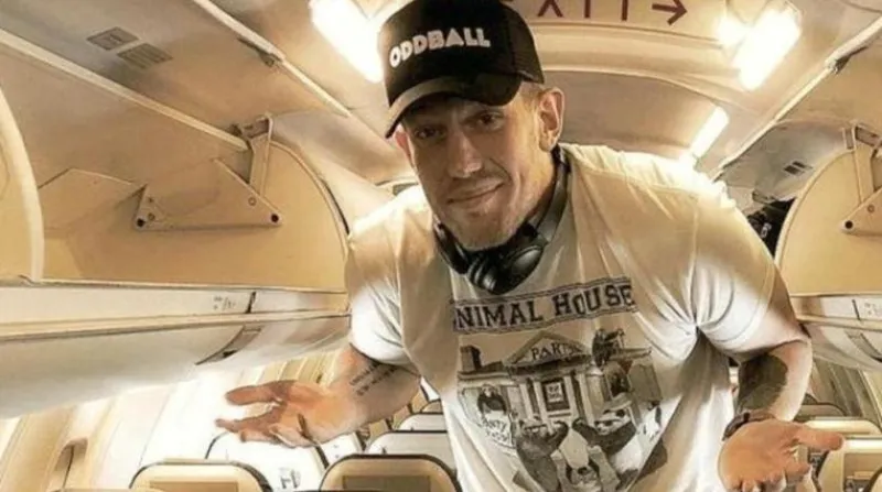 الطول يسبب معاناة يومية لشاب أمريكي (فيديو)