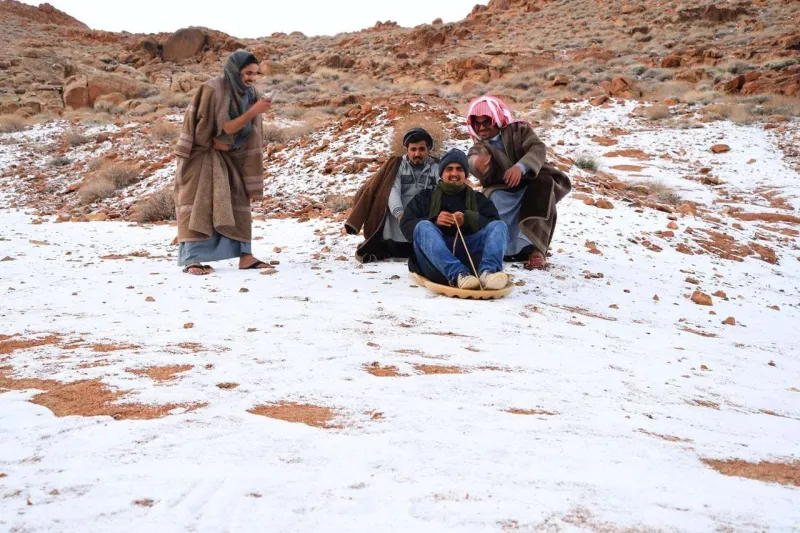 سعوديون يرقصون الدحة احتفاءً بتساقط الجليد (فيديو)