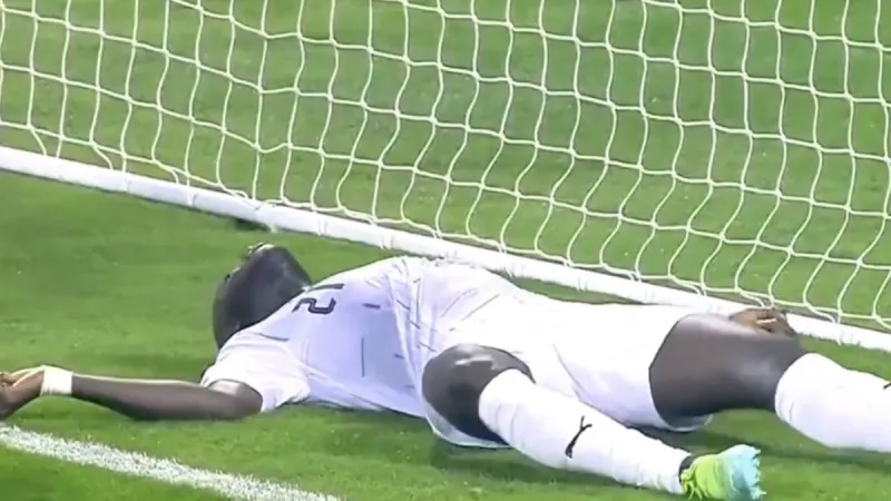 حالة عثمان كوليبالي الصحية بعد الإغماء عليه في مباراة الريان والوكرة (فيديو)