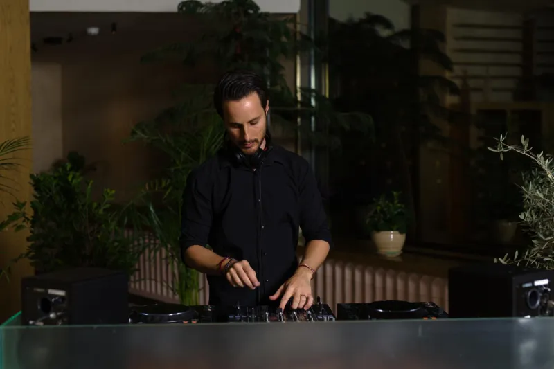 مطعم "ميراكي الرياض" يُطلق للمرّة الأولى مساحة خاصّة لمنسّق الأغاني "رومان"