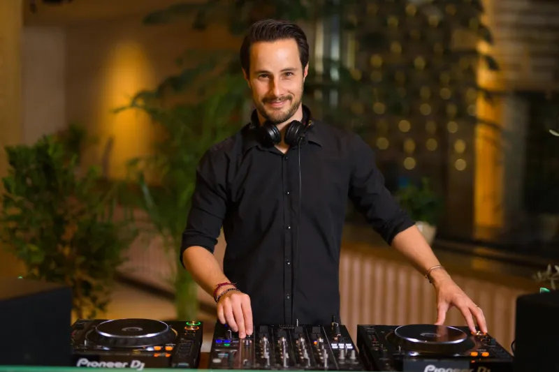 مطعم "ميراكي الرياض" يُطلق للمرّة الأولى مساحة خاصّة لمنسّق الأغاني "رومان"