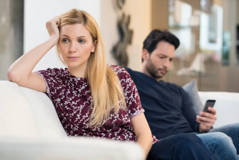 إليكَ أسباب وعلامات تجاهل المرأة لكَ إليك أسباب وعلامات تجاهل المرأة لك