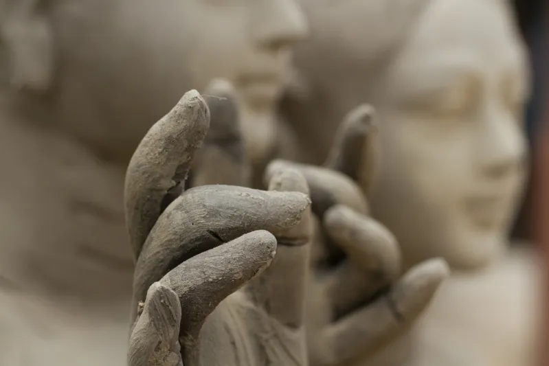 سعودي بأنامل ذهبية يبدع في نحت المشاهير باستخدام الطين (صور)