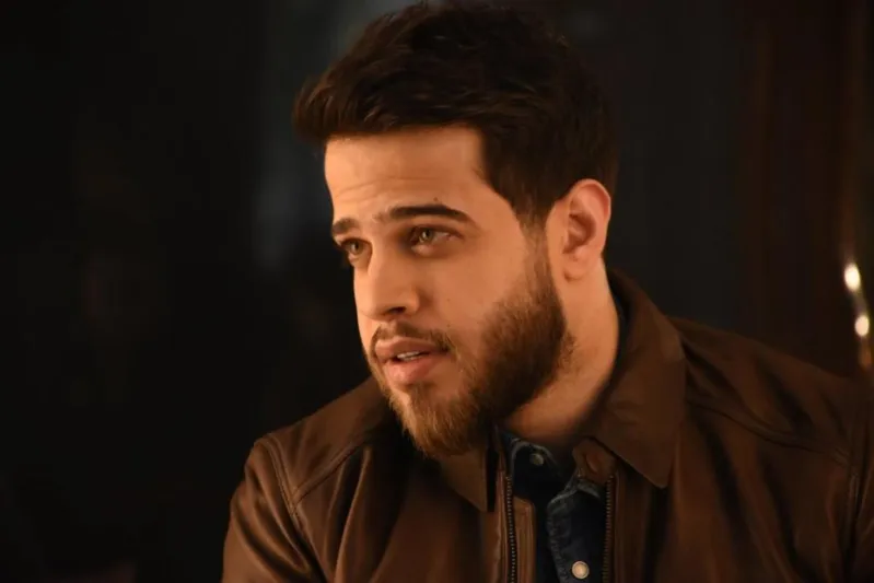 أدهم النابلسي يرفع أذان الصلاة بصوت شجي (فيديو)