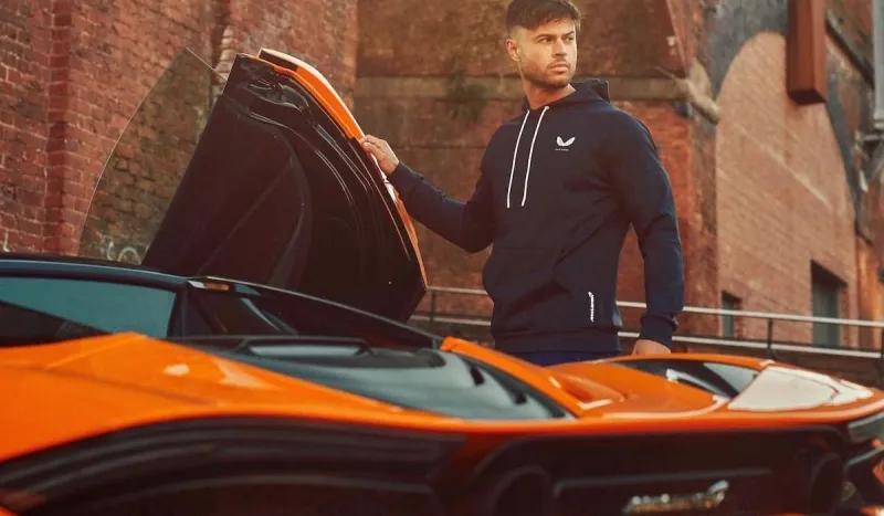 لعشاق السوبر كارز.. ملابس رياضية مستوحاة من سيارات ماكلارين (صور) 