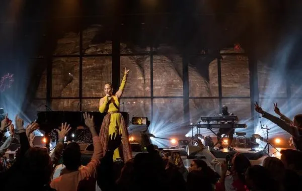 «إليشا كيز» تحيي ذكرى الراحلة عتاب من على مسرح مرايا العلا (فيديو)