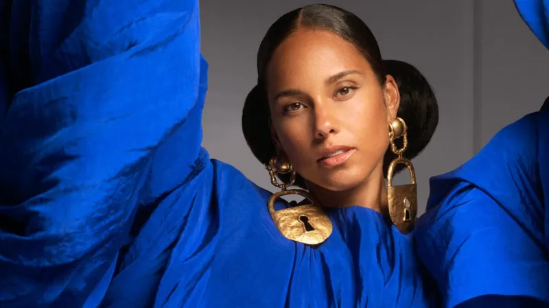 «إليشا كيز» تحيي ذكرى الراحلة عتاب من على مسرح مرايا العلا (فيديو)