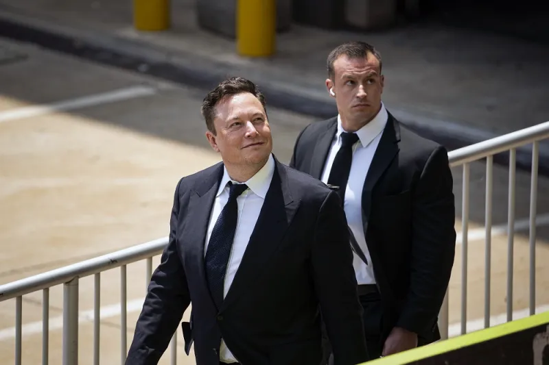 أغنى رجل في العالم يجبر شريكه على الاستقالة