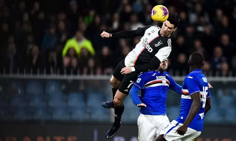 الضربات الرأسية في كرة القدم تدمر الخلايا الدماغية للاعبين! 