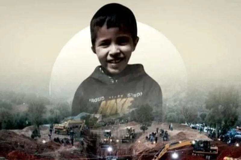  في إعادة لقصة الكلب هاتشي..كلب يرافق جنازة الطفل ريان ويرفض مغادرة قبره 