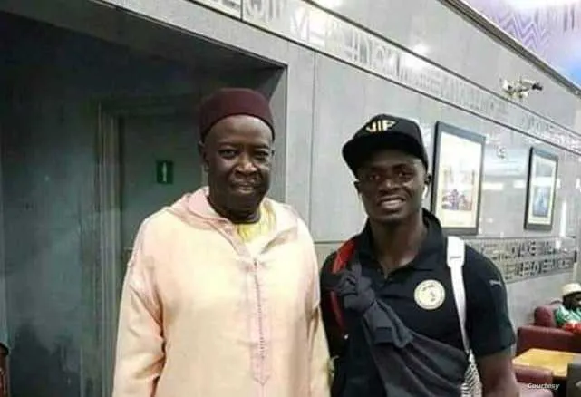 ليس والده.. من الرجل الذي ظهر مع ساديو ماني في صورته الشهيرة؟