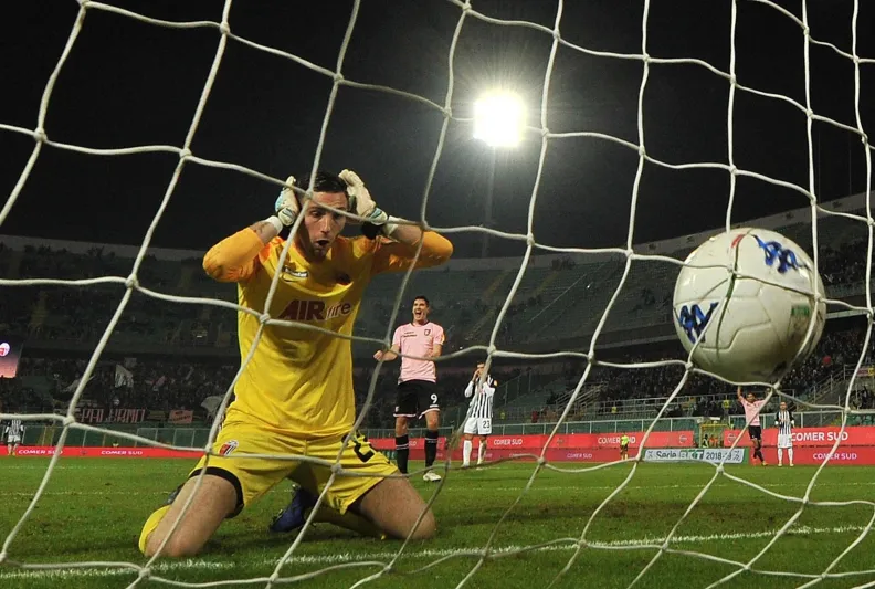 حارس مرمى مغربي يسجل هدفًا بالخطأ في مرماه! (فيديو)