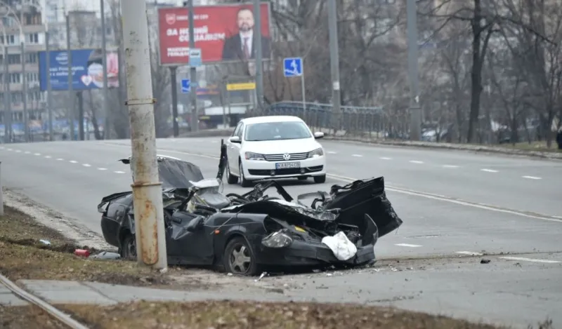 شاهد ماذا حدث للسيارة الأوكرانية التي دهستها الدبابة الروسية؟ (فيديو) 