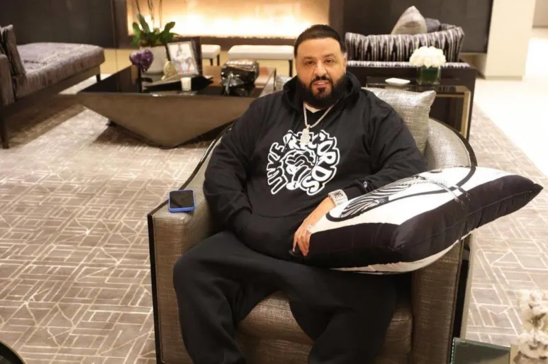 دي جي خالد يتمايل على أغنية "جاني الأسمر" وسيارته حديث الجمهور (فيديو)