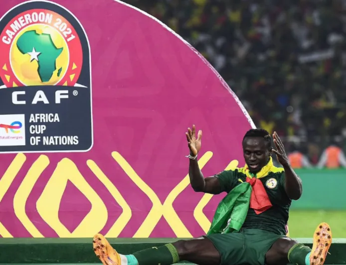 هل تجاهل ساديو ماني مصافحة رئيس السنغال عقب الفوز؟ (فيديو) 