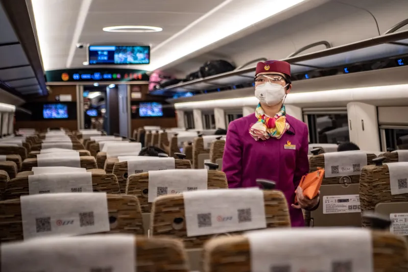 طرد راكب من طائرة بسبب عبارة مكتوبة على كمامته! (فيديو)