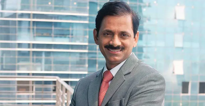 لفتة إنسانية.. رئيس بنك يتبرع بنصف مليون دولار لمساعديه 