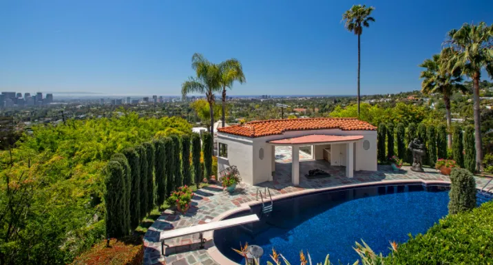 منزل الأحلام.. نجم ليكرز يشتري قصرًا عريقًا مقابل 36 مليون دولار