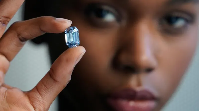 ماسة زرقاء نادرة بقيمة 48 مليون دولار (فيديو)