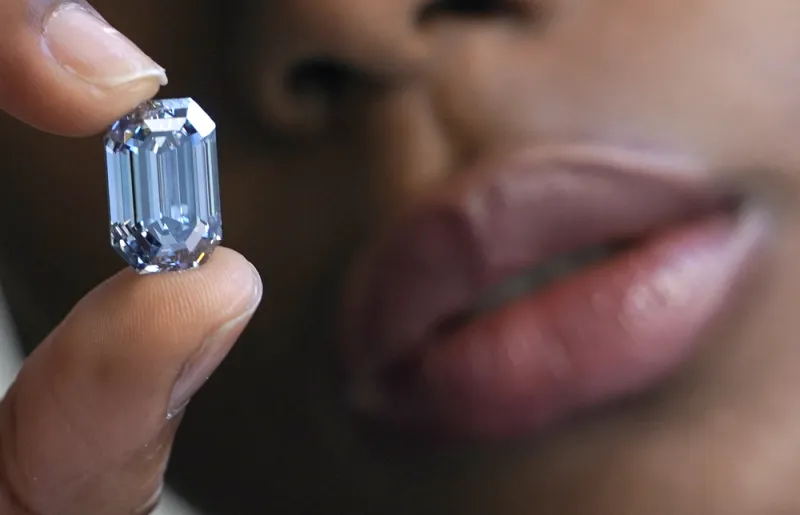 ماسة زرقاء نادرة بقيمة 48 مليون دولار (فيديو)