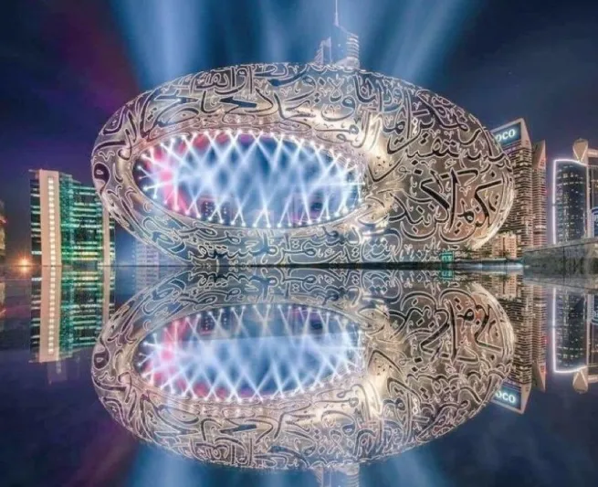 رجل طائر يحلق أعلى متحف المستقبل بدبي!